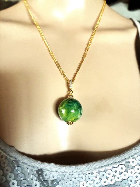 Ambre vert très marbré pendentif perle de 20 mm collier 50 cm chaîne dorée acier inoxydable bijou femme homme, collier ambre, boucles oreilles ambre, collier ambre, bijoux marie c