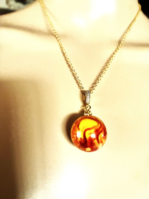 Merveilleuse AMBRE, bijou élégant, tendance, moderne, collier, bracelet, boucles d'oreilles en AMBRE de la Baltique, bijoux marie c Ambre jaune/orange très marbré pendentif perle de 18mm collier 45 cm chaîne dorée acier inoxydable bijou femme homme, collier ambre, bracelet ambre, boucles oreilles ambre, ambre véritable, ambre bijoux marie c