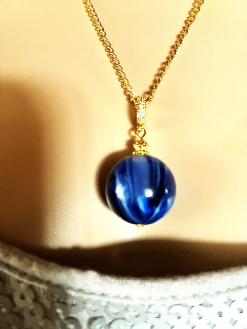 Ambre bleu très marbré pendentif perle de 20 mm collier 50 cm chaîne dorée acier inoxydable bijou femme homme, collier ambre, bracelet ambre, boucles oreilles ambre, ambre véritable, bijoux marie c