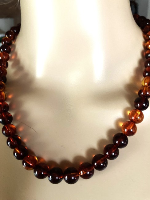 Ambre brun roux collier classique 50 cm perles de 10mm bijou femme. Ambre Bijoux marie c