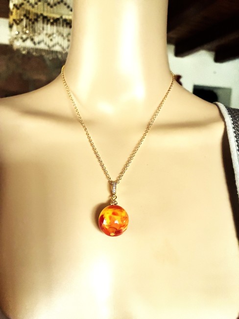 Merveilleuse AMBRE, bijou élégant, tendance, moderne, collier, bracelet, boucles d'oreilles en AMBRE de la Baltique, bijoux marie c Ambre jaune/orange très marbré pendentif perle de 18mm collier 45 cm chaîne dorée acier inoxydable bijou femme homme, collier ambre, bracelet ambre, boucles oreilles ambre, ambre véritable, ambre bijoux marie c