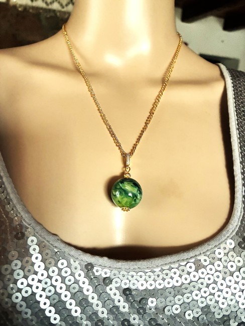 Ambre vert très marbré pendentif perle de 20 mm collier 50 cm chaîne dorée acier inoxydable bijou femme homme, collier ambre, boucles oreilles ambre, collier ambre, bijoux marie c