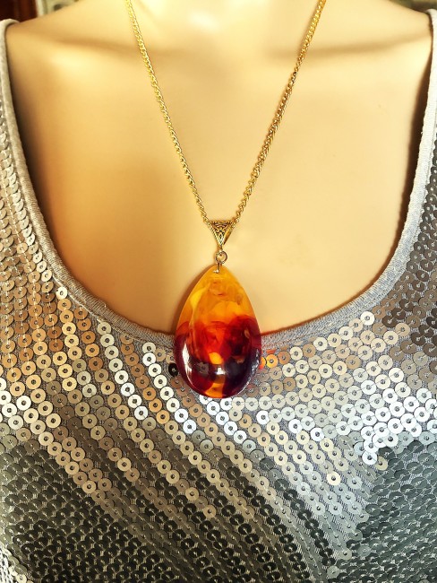 Merveilleuse AMBRE, bijou élégant, tendance, moderne, collier, bracelet, boucles d'oreilles en AMBRE de la Baltique Ambre jaune/miel pendentif en forme de poire 6 cm sur 3,5 cm collier chaîne doré 50 cm en acier inoxydable bijou femme homme, collier femme, pendentif femme, collier ambre, pendentif ambre, ambre véritable, ambre bijoux marie c