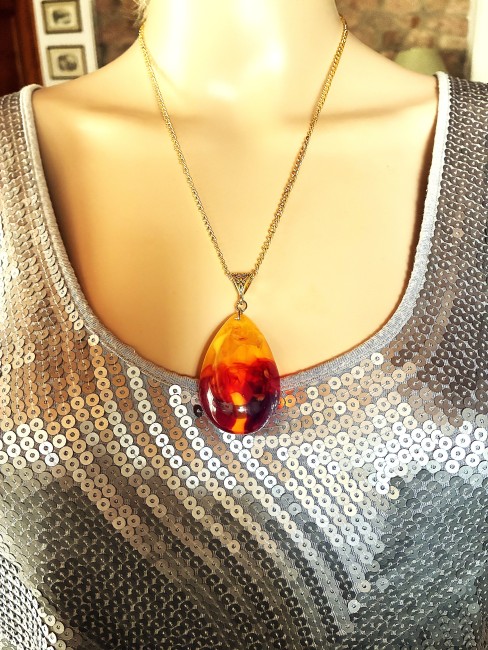 Merveilleuse AMBRE, bijou élégant, tendance, moderne, collier, bracelet, boucles d'oreilles en AMBRE de la Baltique Ambre jaune/miel pendentif en forme de poire 6 cm sur 3,5 cm collier chaîne doré 50 cm en acier inoxydable bijou femme homme, collier femme, pendentif femme, collier ambre, pendentif ambre, ambre véritable, ambre bijoux marie c