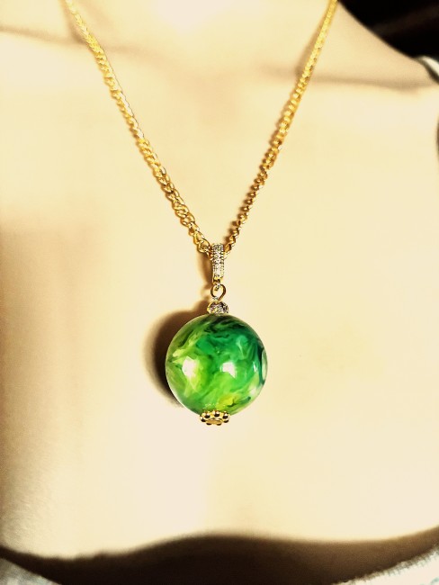 Ambre vert très marbré pendentif perle de 20 mm collier 50 cm chaîne dorée acier inoxydable bijou femme homme, collier ambre, boucles oreilles ambre, collier ambre, bijoux marie c