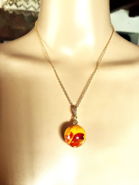 Merveilleuse AMBRE, bijou élégant, tendance, moderne, collier, bracelet, boucles d'oreilles en AMBRE de la Baltique, bijoux marie c Ambre jaune/orange très marbré pendentif perle de 18mm collier 45 cm chaîne dorée acier inoxydable bijou femme homme, collier ambre, bracelet ambre, boucles oreilles ambre, ambre véritable, ambre bijoux marie c