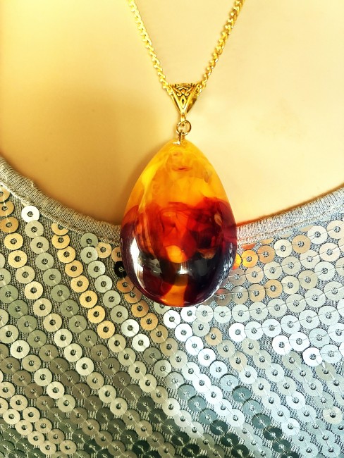 Merveilleuse AMBRE, bijou élégant, tendance, moderne, collier, bracelet, boucles d'oreilles en AMBRE de la Baltique Ambre jaune/miel pendentif en forme de poire 6 cm sur 3,5 cm collier chaîne doré 50 cm en acier inoxydable bijou femme homme, collier femme, pendentif femme, collier ambre, pendentif ambre, ambre véritable, ambre bijoux marie c