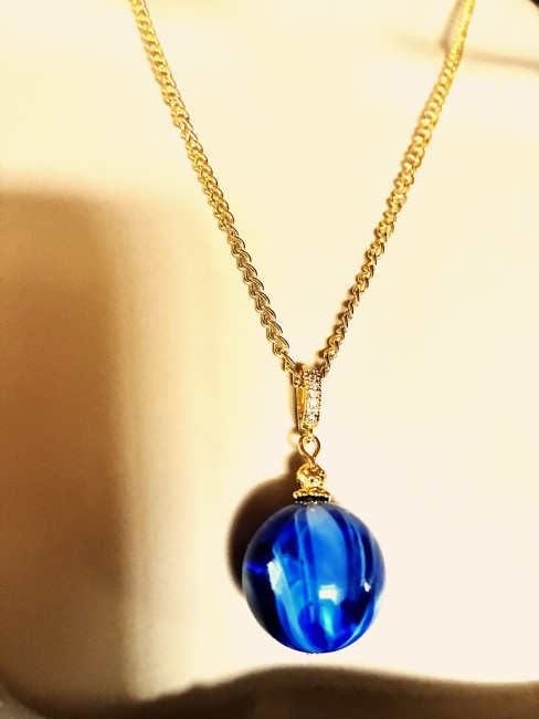 Ambre bleu très marbré pendentif perle de 20 mm collier 50 cm chaîne dorée acier inoxydable bijou femme homme, collier ambre, bracelet ambre, boucles oreilles ambre, ambre véritable, bijoux marie c
