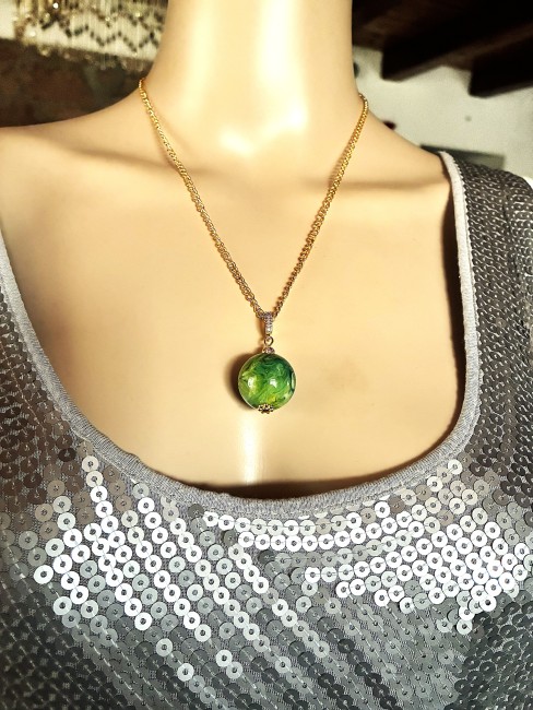 Ambre vert très marbré pendentif perle de 20 mm collier 50 cm chaîne dorée acier inoxydable bijou femme homme, collier ambre, boucles oreilles ambre, collier ambre, bijoux marie c