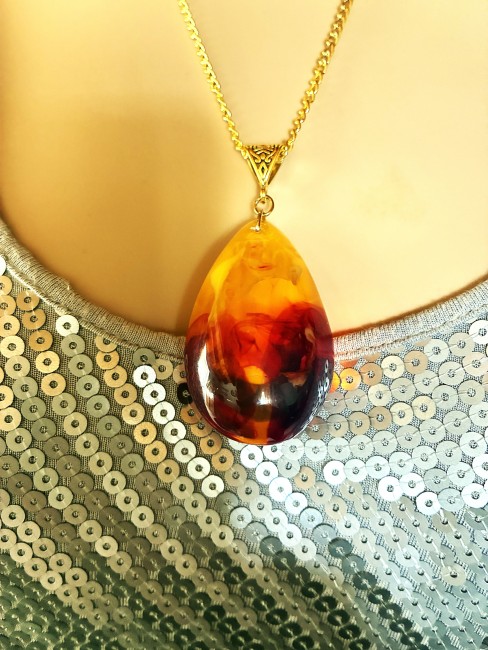 Merveilleuse AMBRE, bijou élégant, tendance, moderne, collier, bracelet, boucles d'oreilles en AMBRE de la Baltique Ambre jaune/miel pendentif en forme de poire 6 cm sur 3,5 cm collier chaîne doré 50 cm en acier inoxydable bijou femme homme, collier femme, pendentif femme, collier ambre, pendentif ambre, ambre véritable, ambre bijoux marie c