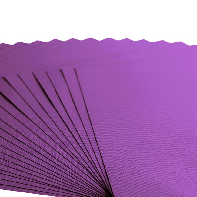 Florence • Cardstock texturé 30x30 Violet 041 — macro du grain Gros plan sur le grain toilé du cardstock Florence 30x30 Violet 041