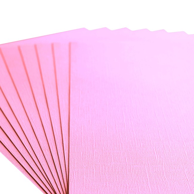Gros plan sur le grain toilé du cardstock Florence A4 Lilac 033