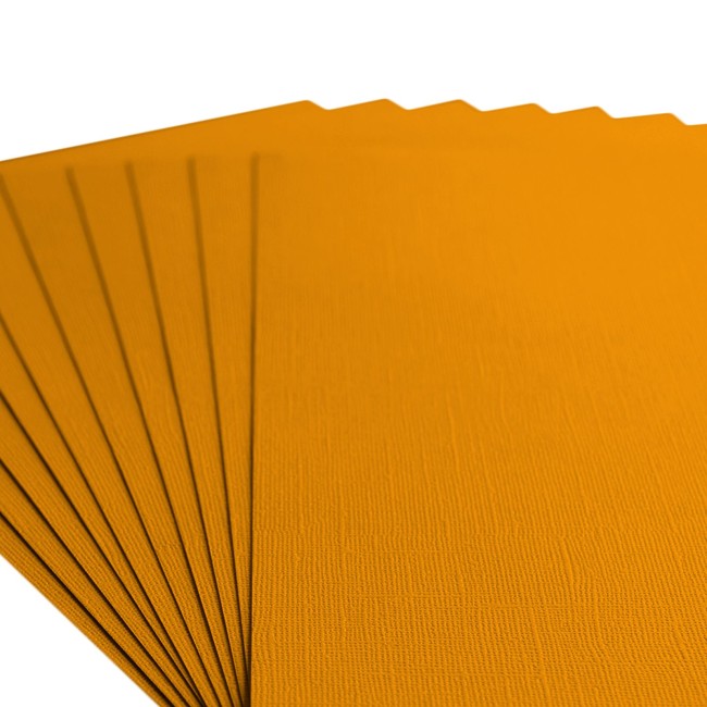 Gros plan sur le grain toilé du cardstock Florence A4 Mango 010