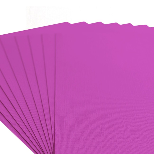 Gros plan sur le grain toilé du cardstock Florence A4 Plum 038