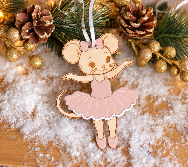 Souris ballerine dans un décor de Noël