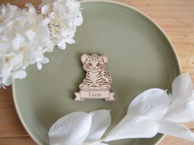 marque_place_tigre Marque-place Tigre personnalisé en bois pour décoration de table d'anniversaire et baptême