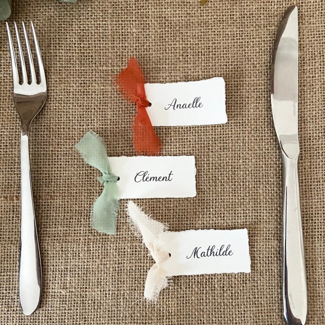 Marque-Place personnalisé - Papier texturé avec contour effet déchiré et noeud en mousseline pour mariage Bohème - epg