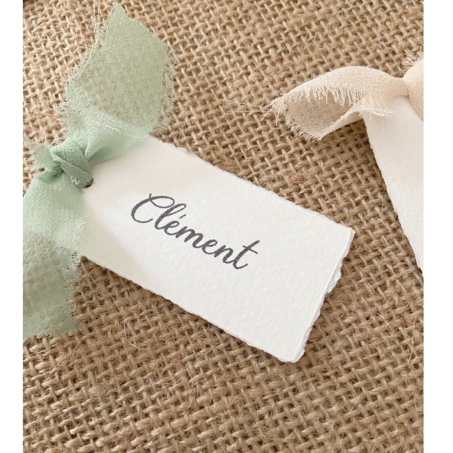 Marque-Place personnalisé - Papier texturé avec contour effet déchiré et noeud en mousseline pour mariage Bohème - epd