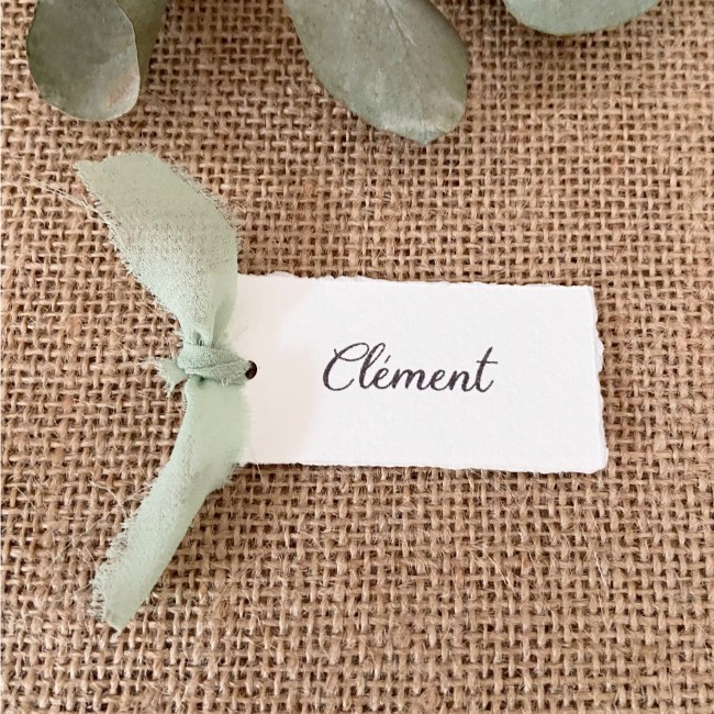 Marque-Place personnalisé - Papier texturé avec contour effet déchiré et noeud en mousseline pour mariage Bohème - epe