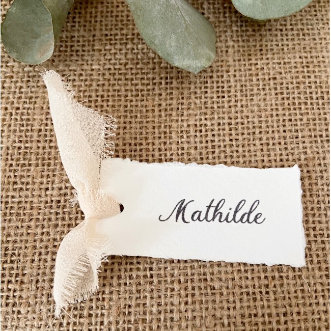 Marque-Place personnalisé - Papier texturé avec contour effet déchiré et noeud en mousseline pour mariage Bohème - epa