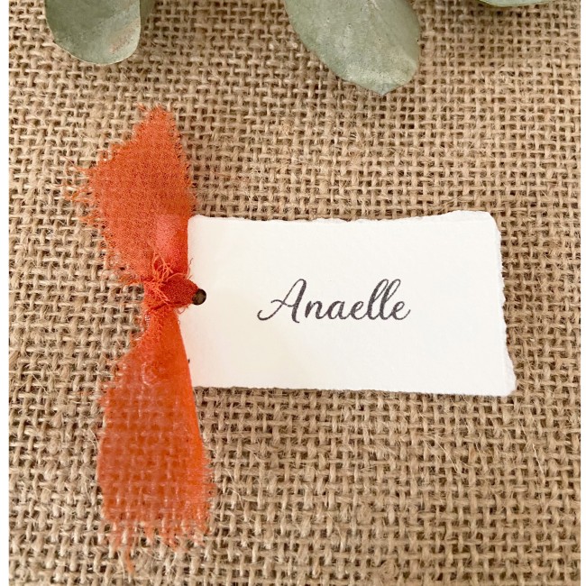 Marque-Place personnalisé - Papier texturé avec contour effet déchiré et noeud en mousseline pour mariage Bohème - epf
