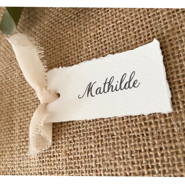 Marque-Place personnalisé - Papier texturé avec contour effet déchiré et noeud en mousseline pour mariage Bohème - epc