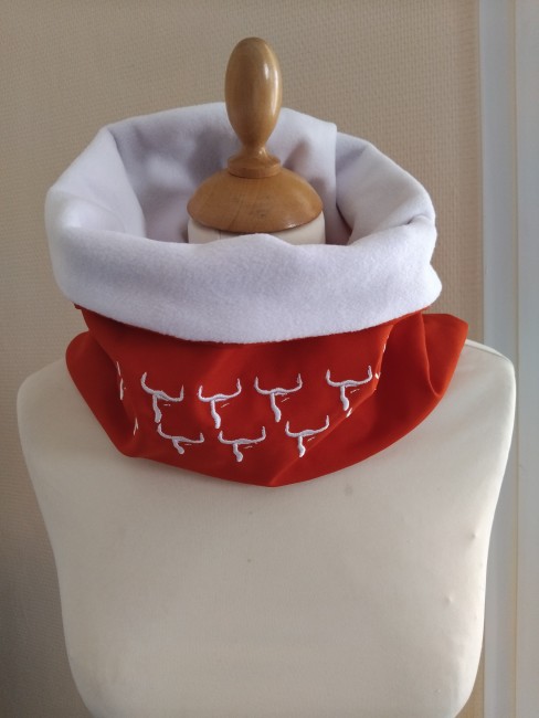Snood en tissu rouge tête taureau brodé -féria-création artisanale française-idée cadeau-cache cou polaire brodé -tour de cou adulte féria brodé