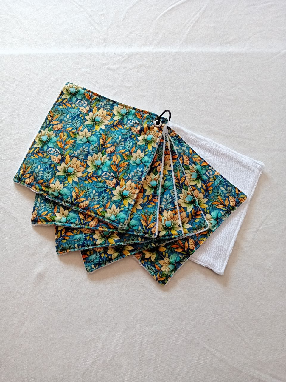 Essuie-tout lavable en éponge bambou et tissu imprimé, modèle original et unique fait main de fabrication française.