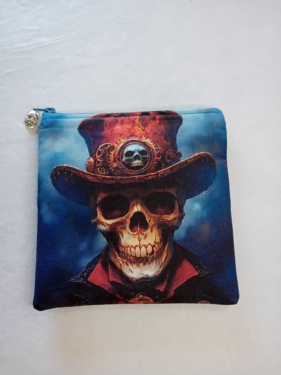 Créations artisanales gothiques : sacs, tote bags, trousses et accessoires