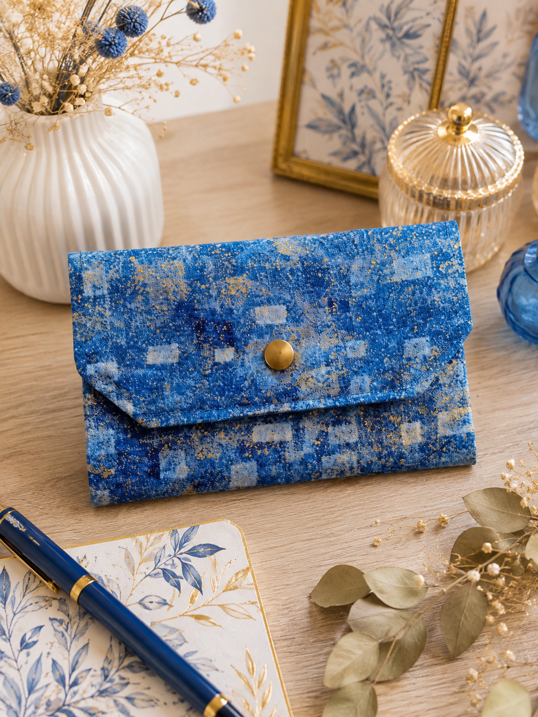 Trousses artisanales aux motifs fleurs, femmes, parfums et autres inspirations