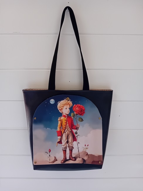 Cabas artisanal « Rêve d’enfant » en simili cuir noir avec poche imprimée représentant un enfant tenant une rose