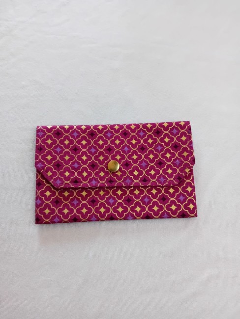 Pochette Éclat d’Orient en tissu imprimé fuchsia et doré avec fermeture par pression métallique