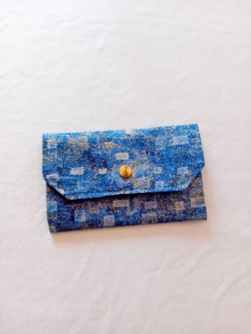 Pochette multi-usage graphique en coton imprimé bleu et doré, modèle unique confectionné dans les Vosges