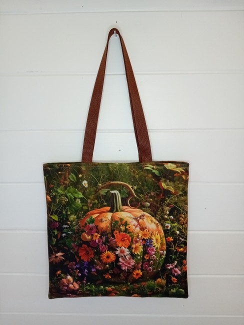 Tote bag artisanal « Potiron fleuri » avec potiron entouré de fleurs et de végétation
