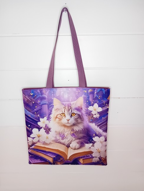 Tote bag Chat et bibliothèque enchantée 38 x 38 cm avec chat, livre ouvert et fleurs sur fond violet – Les Cabas en folie