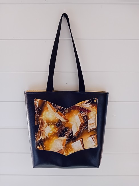Sac cabas Les Livres enchantés 32 x 38 cm en simili cuir noir avec poche imprimée représentant des livres ouverts et lumineux – Les Cabas en folie