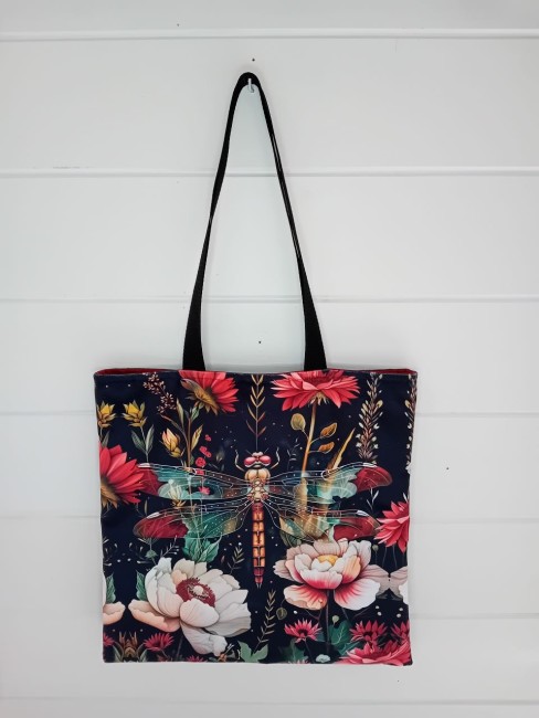 Tote bag Libellule Fleurie avec libellule entourée de fleurs sur fond sombre, confection artisanale dans les Vosges