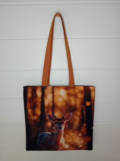 Tote bag « Faon d’automne » – Sac cabas artisanal | Les Cabas en folie Tote bag artisanal « Faon d’automne » avec faon dans une forêt aux couleurs automnales