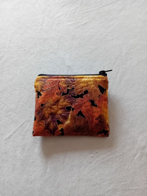 Porte-monnaie Feuilles d’automne – Confectionné dans les Vosges | Les Cabas en folie Porte-monnaie en tissu motif feuilles d’automne aux tons orangés et bruns, modèle unique confectionné dans les Vosges