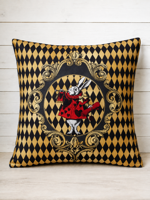 Housse de coussin velours Le Lapin en Habit Rouge – Lapin, damier noir et doré | Les Cabas en folie Housse de coussin velours Le Lapin en Habit Rouge 45 × 45 cm avec lapin en habit rouge, cadre doré et damier noir et doré – Les Cabas en folie