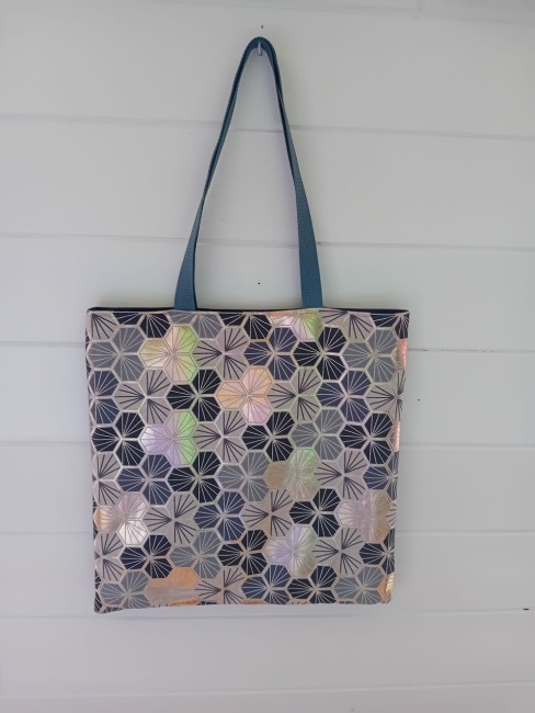 Tote bag Fleurs géométriques aux motifs floraux bleus et gris, avec touches irisées – Bonnes affaires | Les Cabas en folie