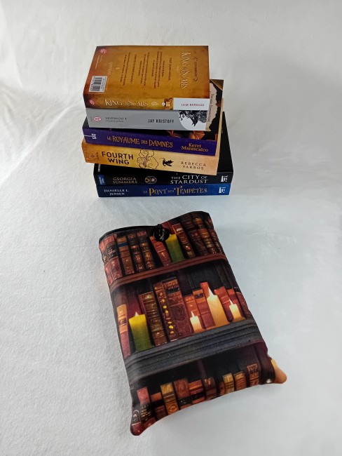 Pochette à livres Bibliothèque et bougies – Livres et lecture | Les Cabas en folie Pochette à livres Bibliothèque et bougies 21 x 27,5 cm en coton imprimé avec motif de bibliothèque et bougies – Les Cabas en folie