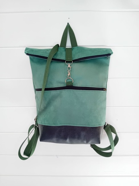 Sac à dos Vert sapin en suédine verte et simili cuir noir, modèle unique dans les Vosges