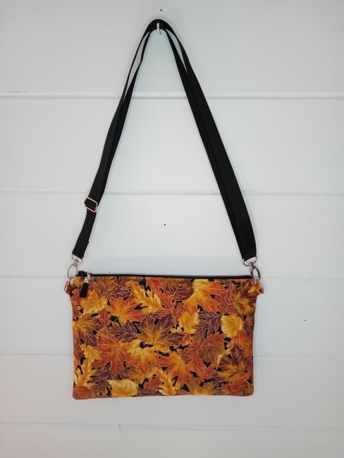 Pochette sac Feuillage d’automne aux motifs de feuilles orange jaune et brun, création textile à Gérardmer