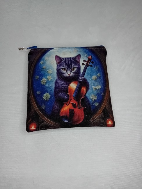 Trousse multi-usage, motif chat « Chat musicien » – Confectionnée dans les Vosges | Les Cabas en folie Trousse multi-usage motif chat musicien avec violon, modèle unique confectionné dans les Vosges