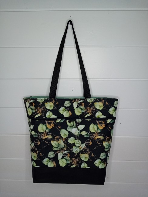 Cabas « Eucalyptus nature » artisanal, motif feuilles d’eucalyptus dans un esprit végétal. Sac cabas imperméable, idéal pour vos achats au quotidien.