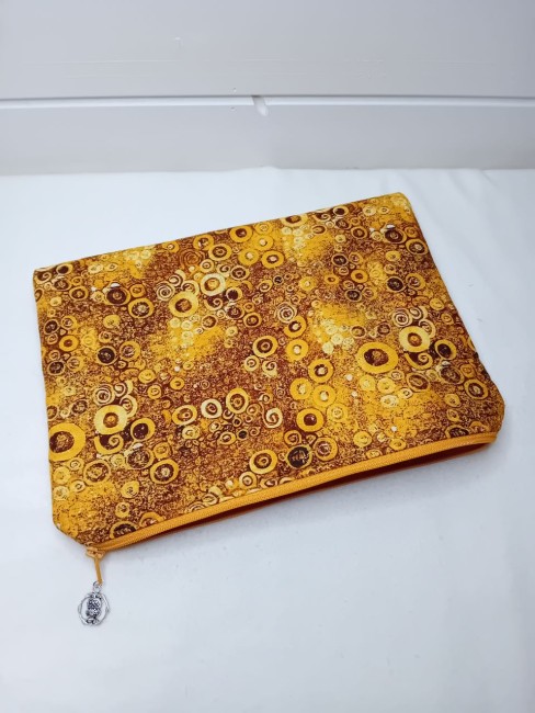 Trousse multi-usage Cercle doré aux motifs jaune doré inspirés de l’univers décoratif de Klimt – Confection des Vosges