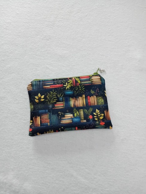 Trousse Escale à la bibliothèque – Livre et lecture | Les Cabas en folie Trousse Escale à la bibliothèque 17 x 12 cm avec motif de livres et plantes colorés – Les Cabas en folie