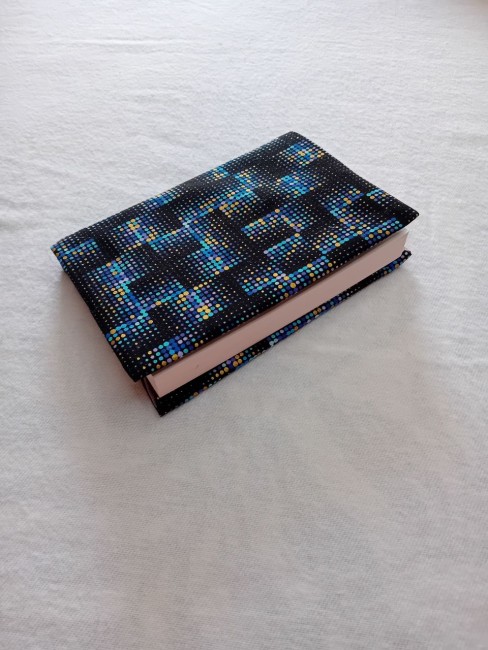 Protège-livre Nuances d’azur – Livres et lecture | Les Cabas en folie Protège-livre Nuances d’azur en tissu bleu inspiré de l’univers décoratif de Klimt pour livre de poche – Les Cabas en folie