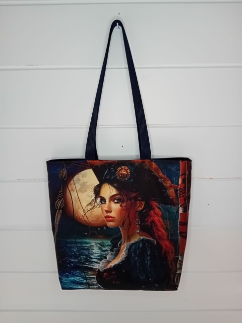Sac cabas Pirate représentant une femme habillée en pirate au clair de lune, création artisanale dans les Vosges